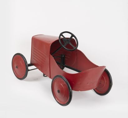 Voiture à pédales pour enfant.
Métal peint...