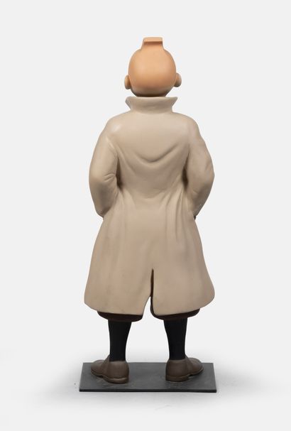 Tintin debout les mains dans les poches.
Édition...