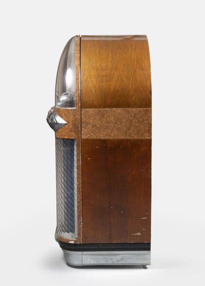 WURLITZER 
Model 1100 jukebox. 
Wooden frame...