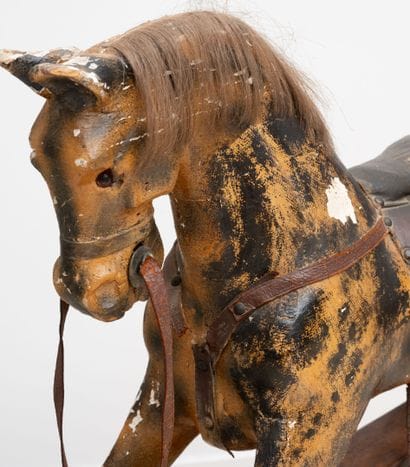 Cheval à bascule de salon.
En bois sculpté...