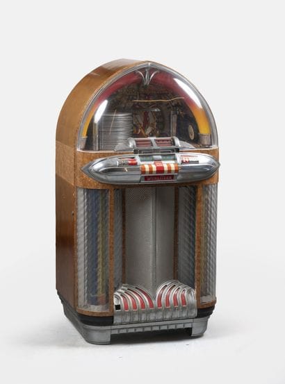 WURLITZER 
Model 1100 jukebox. 
Wooden frame...