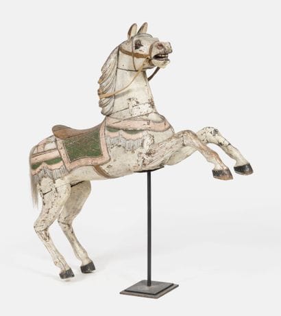 Cheval de manège forain, cabré et hennissant.
En...