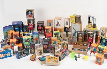 Fort lot de reproductions de robots et jouets...