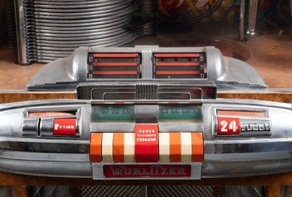 WURLITZER 
Model 1100 jukebox. 
Wooden frame...