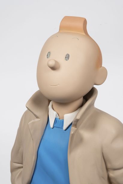 Tintin debout les mains dans les poches.
Édition...