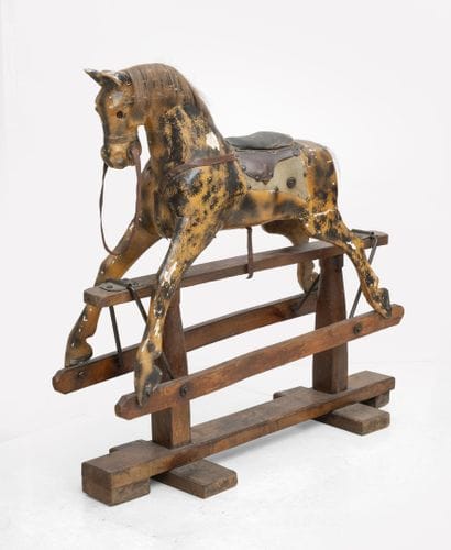 Cheval à bascule de salon.
En bois sculpté...