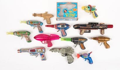 Lot de 12 pistolets ou fusils Space Ray Gun...