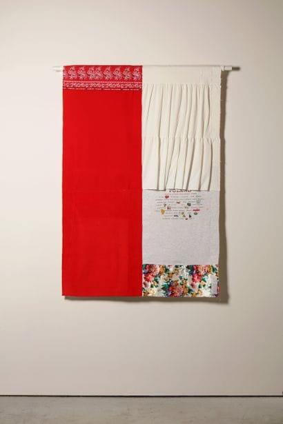 Pologne - Drapeau réalisé à partir de vêtements...