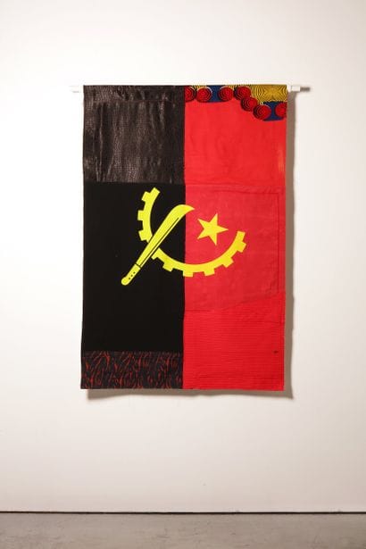 Angola - Drapeau réalisé à partir de vêtements...