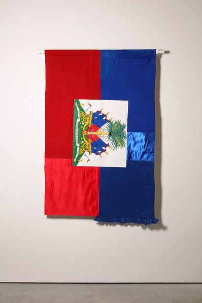 Haïti - Drapeau réalisé à partir de vêtements...