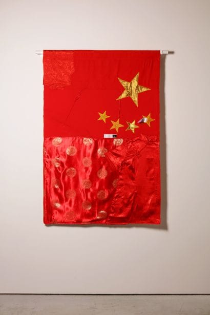 Chine - Drapeau réalisé à partir de vêtements...