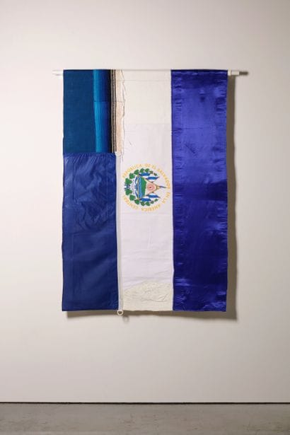 Salvador - Drapeau réalisé à partir de vêtements...