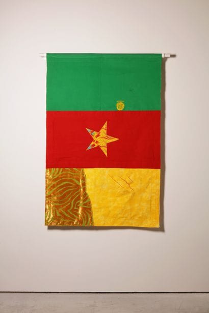 Cameroun - Drapeau réalisé à partir de vêtements...