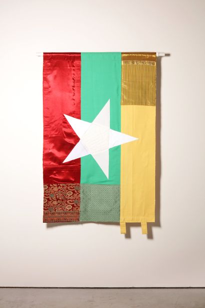 Birmanie - Drapeau réalisé à partir de vêtements...