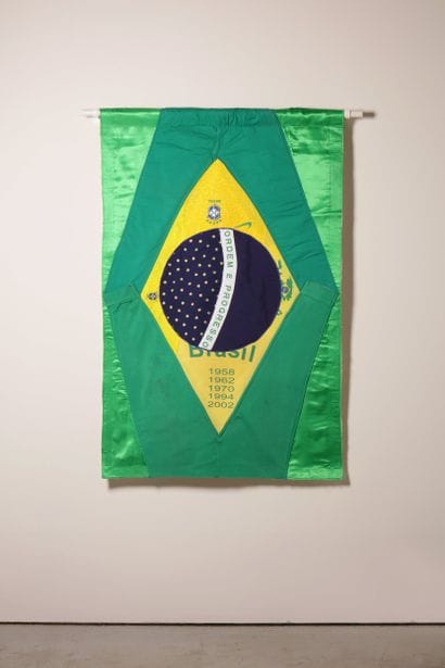 Brésil - Drapeau réalisé à partir de vêtements...