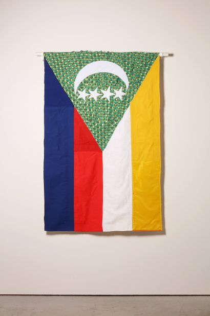 Comores - Drapeau réalisé à partir de vêtements...