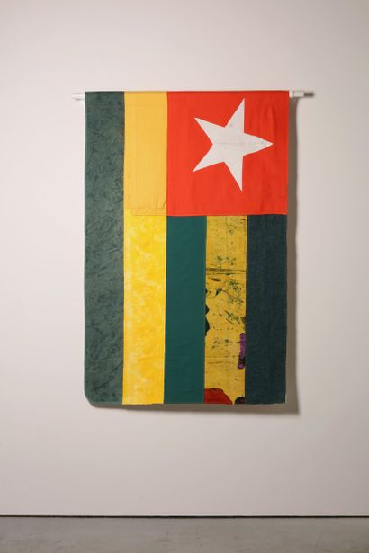 Togo - Drapeau réalisé à partir de vêtements...