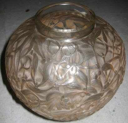 RENE LALIQUE (1860-1945)
Vase « Gui » (1920)....