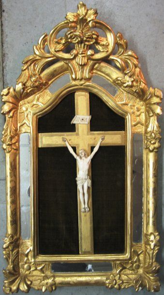 Christ en ivoire dans un cadre en bois doré....