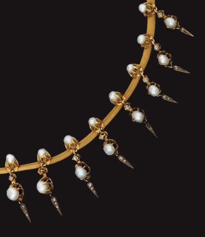 Collier formé de deux joncs souples, agrafé...