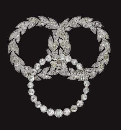 Broche en platine et or gris formée de trois...