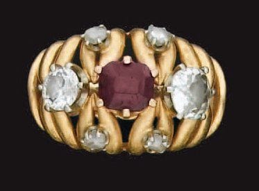 Bague demi jonc filetée en or jaune, ornée...