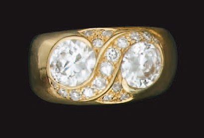 Bague en or jaune et platine, demi jonc ornée...