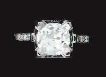 Bague en platine sertie d'un diamant demi...