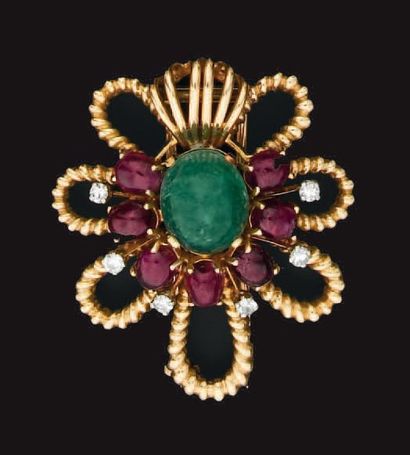 Clip de corsage en or jaune à décor de boucles...