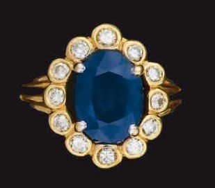 Bague en or jaune, sertie d'un saphir ovale...