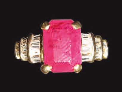 Bague en or jaune sertie d'un rubis de taille...