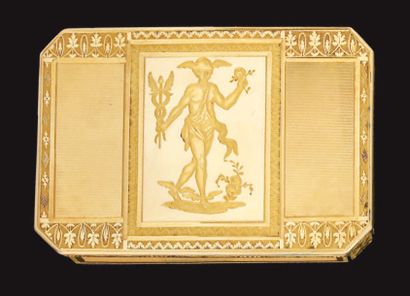Boîte rectangulaire à pans en or jaune à...