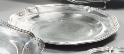 Plat rond en argent à contours et moulure...
