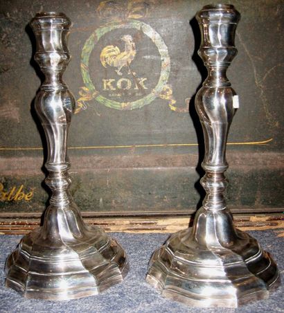 Deux flambeaux formant paire en argent, ciselés...