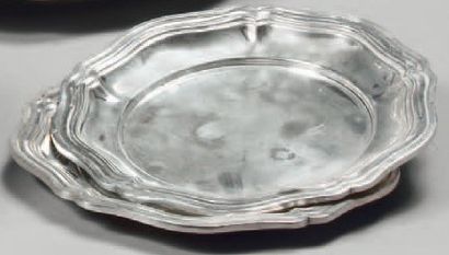 Quatre dessous de carafes en argent à contours...