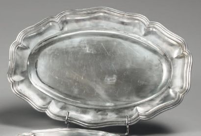 Plat ovale en argent à contours et moulure...