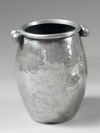DESPRES
Vase ovoïde en métal argenté martelé...