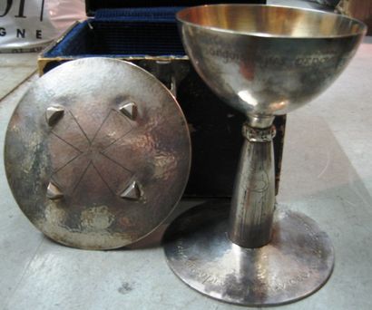 Calice et sa patène en argent martelé et...