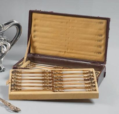 Ensemble recomposé de couverts en argent,...