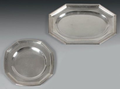 Deux plats en argent à bord à filets, vers...