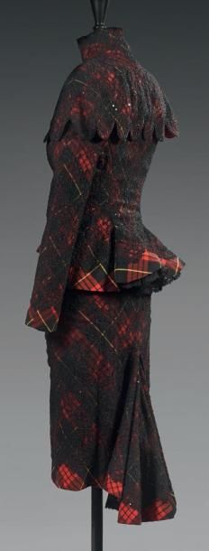 GIVENCHY
Haute Couture par Alexander McQueen....