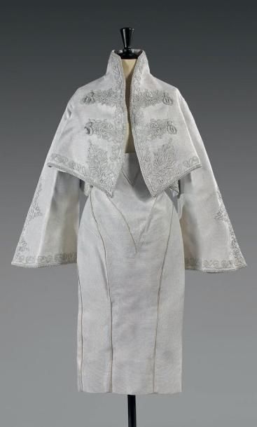 GIVENCHY
Haute Couture par Alexander McQueen....