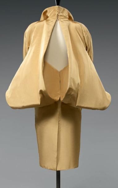 GIVENCHY
Haute Couture par Alexander McQueen....