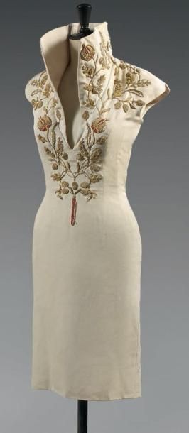 GIVENCHY
Haute Couture par Alexander McQueen....