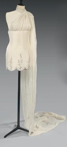 GIVENCHY
Haute Couture par Alexander McQueen....