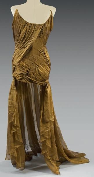 GIVENCHY
Haute Couture par Alexander McQueen....