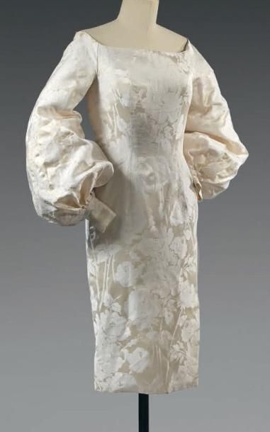 GIVENCHY
Haute Couture par Alexander McQueen....