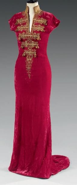 GIVENCHY
Haute Couture par Alexander McQueen....