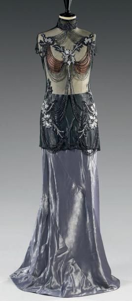 GIVENCHY
Haute Couture par Alexander McQueen....