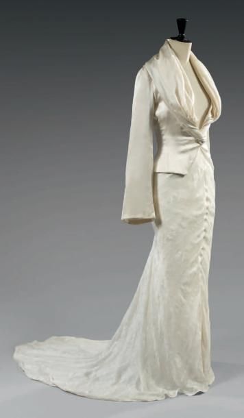 GIVENCHY
Haute Couture par Alexander McQueen....